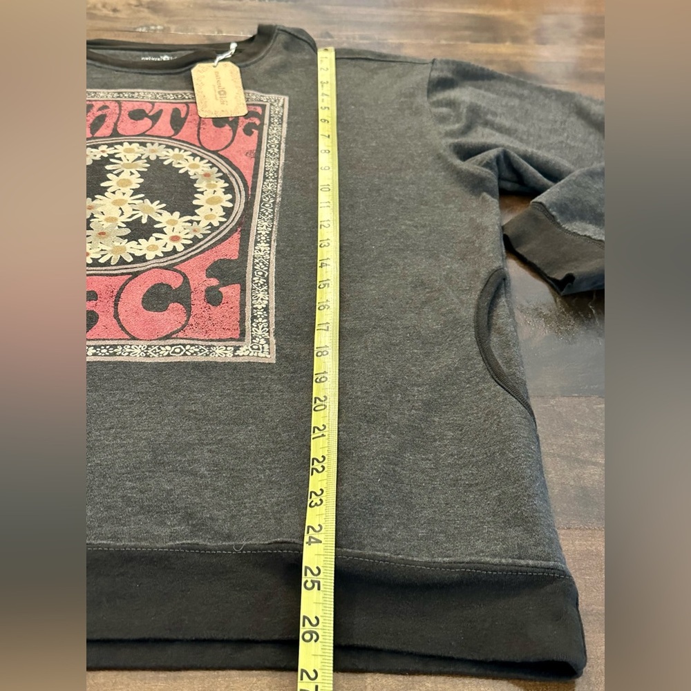 🌟 NWT NATURAL LIFE Brown Crewneck Sweatshirt with Peace Daisy Graphic - Picture 8 of 9